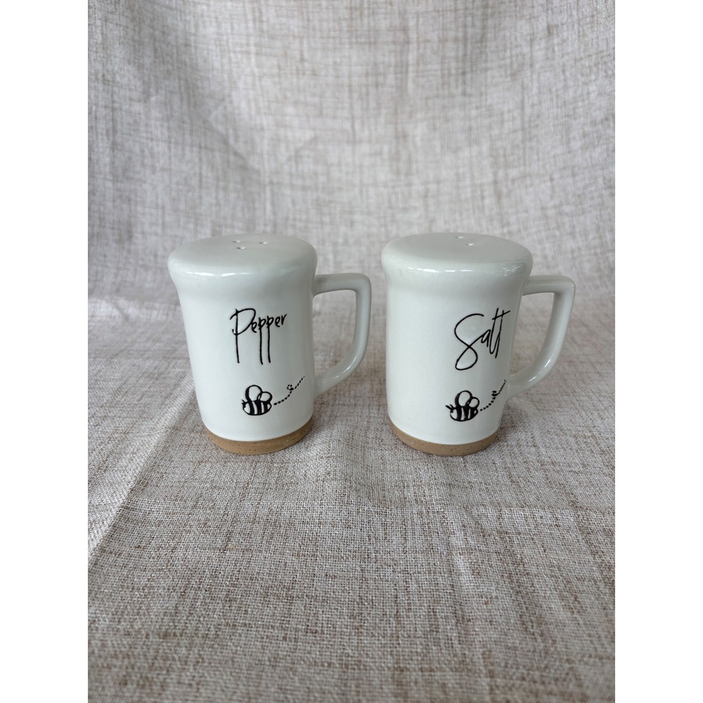Unbranded Salt & Pepper Shaker Set Unisex OS White New Bee Mug Farmhouse Decor